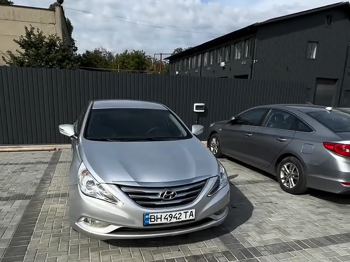 Hyundai Sonata таксі Global у дворі компанії