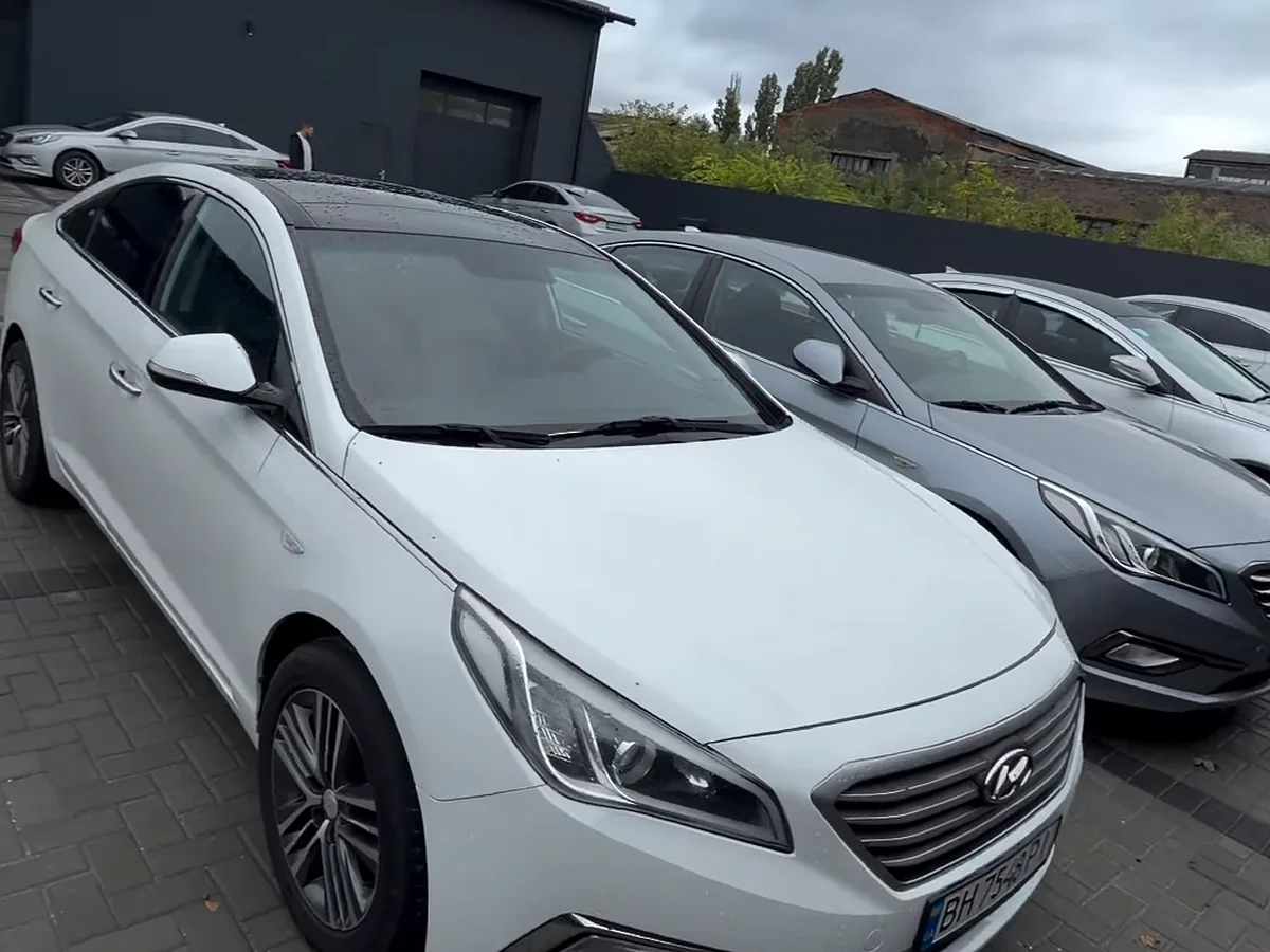 Біла Hyundai Sonata Global.Прокат у дворі на Європейській, 58г