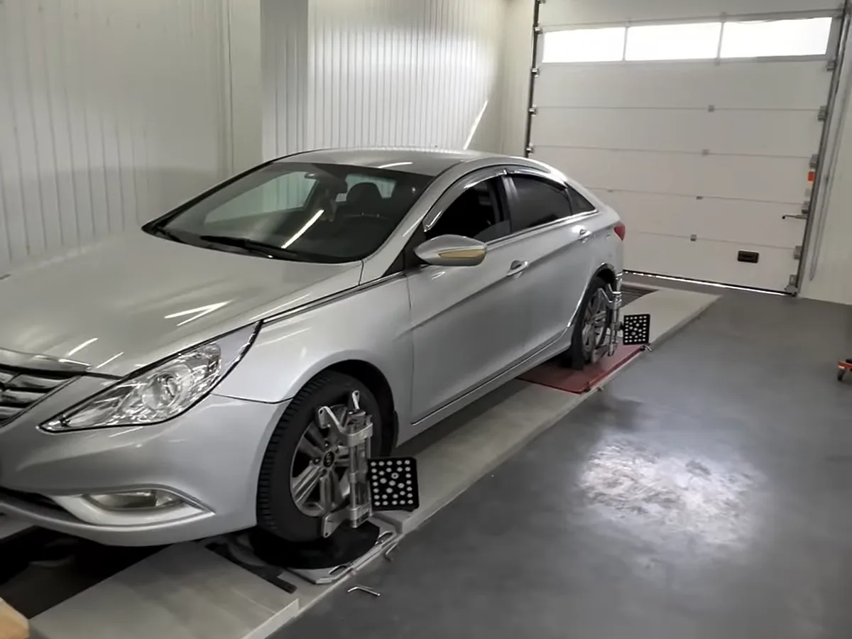 Hyundai Sonata на стенді розвалу-сходження в Global Service